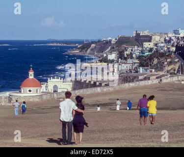 3. April 2001 - San Juan, Puerto Rico, US - Einwohner und Touristen Fuß auf dem großen Vorplatz der die berühmten Castillo San Felipe del Morro (Morro Schloß), historische Zitadelle aus dem 16. Jahrhundert auf der nordwestlichen Punkt der Insel von Old San Juan, Puerto Rico. Unten (links), außerhalb der Mauer ist die rote Kuppel Neorenaissance-Kapelle des historischen Friedhofs. Auf der Horizont (oben rechts) sind die Wände des Castillo de San Cristobal, 1783-spanische Festung errichtet. (Kredit-Bild: © Arnold Drapkin/ZUMA Draht) Stockfoto