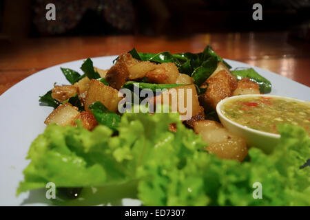 Thai-Stil süß Schweinebauch mit Salat und DIP-sauce, Koh Lanta Thailand, Südost-Asien. Stockfoto