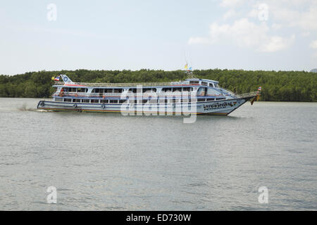 Die Fähre bringt Reisende Touristen Ziel Phi Phi Inseln. Süd-Thailand. Krabi, Südost-Asien. Stockfoto