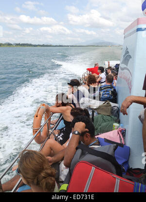 Überfüllte Fähre junge Touristen Reisende zum Ziel zu bringen. Süd-Thailand. Krabi-Südost-Asien Stockfoto