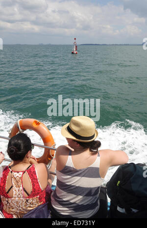 Die Fähre bringt junge Touristen Reisende zum Ziel. Süd-Thailand. Krabi-Südost-Asien Stockfoto