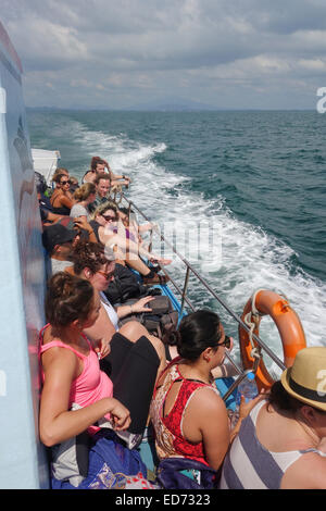 Überfüllte Fähre junge Touristen Reisende zum Ziel zu bringen. Süd-Thailand. Krabi-Südost-Asien Stockfoto