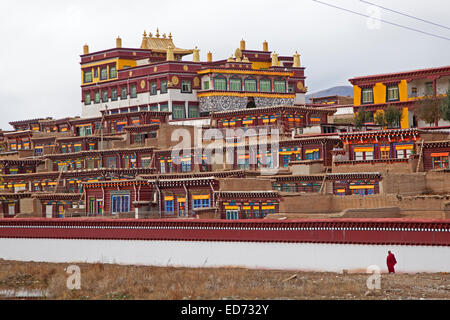 Tibetisches Kloster zwischen Zhuqing und Ganzi im Himalaya entlang Sichuan-Tibet Highway, Provinz Sichuan, China Stockfoto