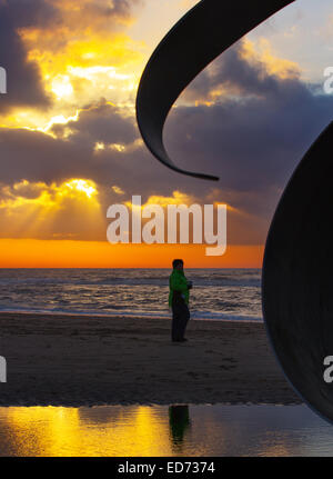 Mary's Shell Metal Beach Sculpture von Stephen Broadbent Thornton-Cleveleys, Blackpool, Lancashire, 'Cleveleys mythologische Küste' Sonnenuntergang über der irischen Küste mit Shell Mythic Coast öffentlichen Kunstwerken, Eine vier Meter hohe interaktive Golden Seashell auf dem Vorland Mary's Shell ist Teil von drei Ergänzungen an der Strandpromenade mit Symbolen aus dem Meer Schwalbe. Stockfoto