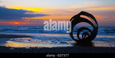 Mary's Shell Metal Beach Sculpture von Stephen Broadbent Thornton-Cleveleys, Blackpool, Lancashire, 'Cleveleys mythologische Küste' Sonnenuntergang über der irischen Küste mit Shell Mythic Coast öffentlichen Kunstwerken, Eine vier Meter hohe interaktive Golden Seashell auf dem Vorland Mary's Shell ist Teil von drei Ergänzungen an der Strandpromenade mit Symbolen aus dem Meer Schwalbe. Stockfoto