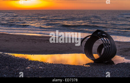 Mary's Shell Metal Beach Sculpture von Stephen Broadbent Thornton-Cleveleys, Blackpool, Lancashire, 'Cleveleys mythologische Küste' Sonnenuntergang über der irischen Küste mit Shell Mythic Coast öffentlichen Kunstwerken, Eine vier Meter hohe interaktive Golden Seashell auf dem Vorland Mary's Shell ist Teil von drei Ergänzungen an der Strandpromenade mit Symbolen aus dem Meer Schwalbe. Stockfoto