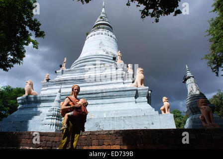 Wat Phnom, Phnom Penh, Kambodscha. Reisen Sie mit Kinder. Mutter mit ihrer Tochter reisen. Wat Phnom ist ein buddhistischer Tempel (wat Stockfoto