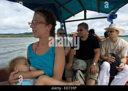 Eine stillende Mutter ihre Tochter Baby im Inneren eines Bootes im Ream National Park. Ream National Park ist 18 km von downtow Stockfoto