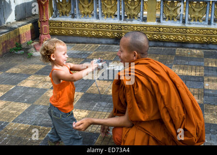 Kind fotografieren mit einem Mönch in einem buddhistischen Tempel Wat Kandal Battambang. Kambodscha. Reisen Sie mit Kinder. Trotz des Seins th Stockfoto
