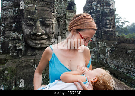 Eine stillende Mutter ihre Tochter Baby in der Bayon-Tempel. Angkor Thom. Kambodscha. Angkor Thom wurde als ein Quadrat, die Seiten gebaut. Stockfoto