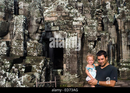 Die Gesichter der Bayon-Tempel. Angkor Thom. Reisen Sie mit Kinder.  Vater mit Tochter unterwegs. Angkor Thom entstand ein Stockfoto