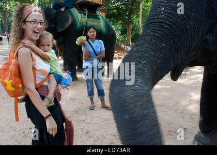 Elefanten Reiten vor den Toren Angkor Thom. Reisen Sie mit Kinder. Mutter vor Elefanten mit ihrer Tochter. Angkor Tho Stockfoto