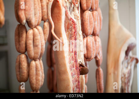 Fleisch in einem Metzger hängen Stockfoto