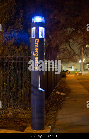 Detroit, Michigan - ein Notfall Anruf Box in Detroit Cultural Center. Stockfoto