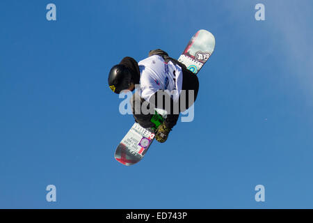 ISTANBUL, Türkei - 20. Dezember 2014: Unbekannter Snowboarder springen im FIS Snowboard World Cup Big Air. Dies ist die erste Big Air ev Stockfoto