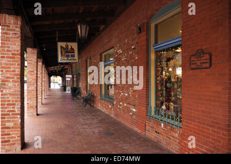 Überdachten Gang im Marktplatz, San Antonio, Texas.  Es war früh am Morgen an einem regnerischen Tag in der Weihnachtszeit. Stockfoto