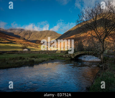 Ansicht einer typisch englischen Szene: Säule und Kirk fiel aus Wasdale Head, The Lake District, England Stockfoto