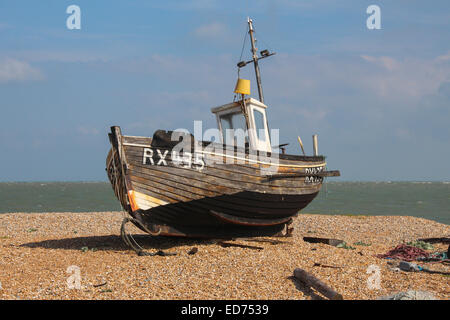Angelboot/Fischerboot auf dem Kies bei Dungeness, Großbritanniens einzige Wüste Stockfoto