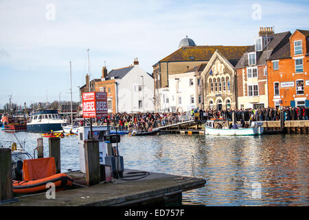 Weymouth Weihnachtstag Hafen schwimmen 2015 Stockfoto