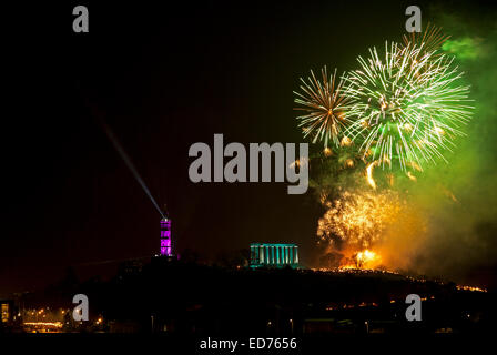 Edinburgh, Schottland, Großbritannien. 30. Dezember 2014. 35.000 Menschen wurden erwartet, für den Start der drei Tag Hogmanay Neujahrsfest in der Stadt zu drehen. Schätzungsweise 8000 Fackelträger, schlängelte sich ihren Weg durch den Calton Hill, wo Sie ein fantastisches Feuerwerk behandelt wurden. Stockfoto