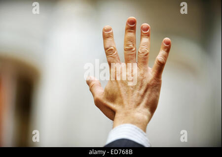 Detail-Aufnahme mit einer erhobenen Hand eine Abstimmung zum Ausdruck zu bringen Stockfoto