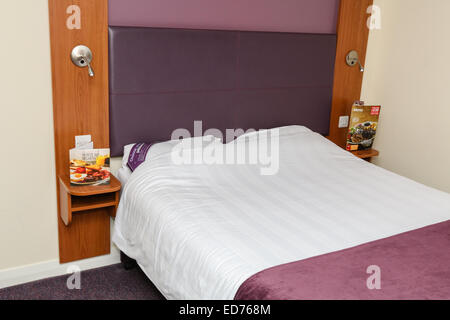 Premier Inn Hotel Schlafzimmer. Premier Inn ist Großbritanniens größte Hotelkette mit mehr als 50.000 Zimmer und mehr als 650 Hotels. Stockfoto