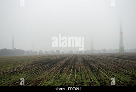 Im Landesinneren Windpark im Nebel Stockfoto