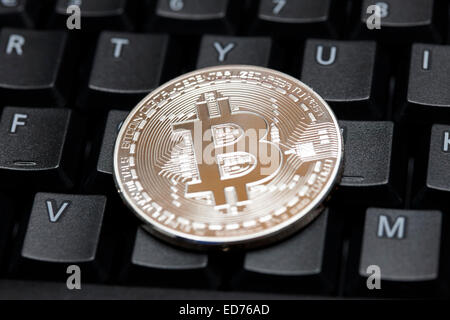 virtuelle Währung Bitcoin auf einer Computertastatur Stockfoto