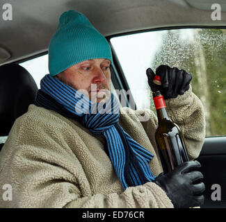 Der Fahrer, alkoholischen Mann trinken im Auto Stockfoto