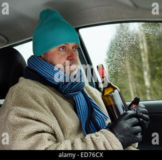 Der Fahrer, alkoholischen Mann trinken im Auto Stockfoto