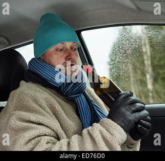 Der Fahrer, alkoholischen Mann trinken im Auto Stockfoto