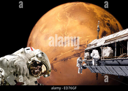 Darstellung eines Künstlers aus einem Team von Astronauten, die Arbeitsleistung auf einer Raumstation während Orbit über der Oberfläche des Mars. Stockfoto