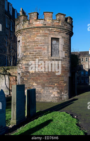 Verfallenen Wachturm mit Blick auf East Preston Street Burial Ground in Edinburgh, Schottland, Großbritannien. Stockfoto