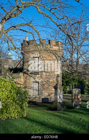 Verfallenen Wachturm mit Blick auf East Preston Street Burial Ground in Edinburgh, Schottland, Großbritannien. Stockfoto