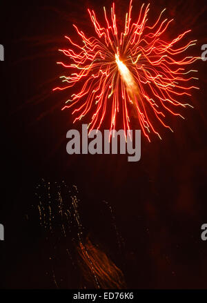 Feuerwerk platzt in den Nachthimmel - orange und rote Funken Stockfoto