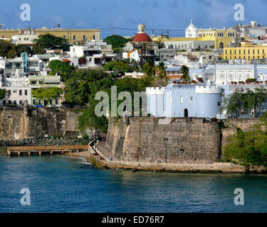 San Juan, Puerto Rico, Vereinigte Staaten. 12. Januar 2009. Erhebt sich über der Stadt Wals ist der alten San Juan blaugrau La Fortaleza, auch bekannt als Palacio de Santa Catalina, die aktuelle offizielle Residenz der Gouverneur von Puerto Rico. Erbaut im Jahre 1533 als Festung, den Hafen zu verteidigen, ist es die älteste Gouverneurspalastes noch gebräuchlich in der westlichen Hemisphäre. © Arnold Drapkin/ZUMA Draht/Alamy Live-Nachrichten Stockfoto