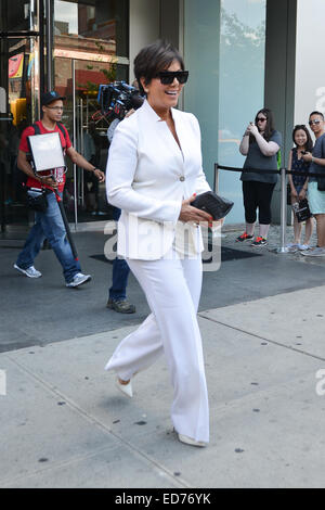 Die Kardashians gehen Wohnungssuche in New York während der Dreharbeiten zu einer Folge von ihrer Wirklichkeit zeigen Featuring: Kris Jenner wo: Manhattan, New York, USA bei: 27. Juni 2014 Stockfoto