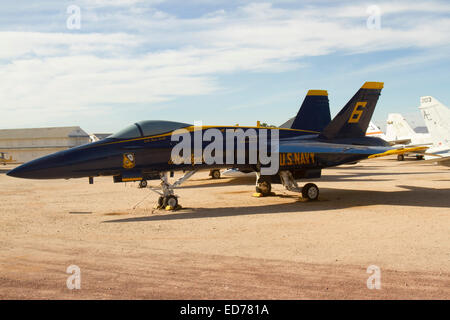Tucson, AZ, USA - 12. Dezember 2014: Blue Angels Jagdflugzeug Stockfoto