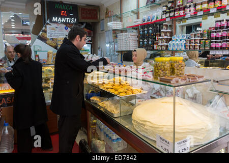 Türkische Leute Einkaufen von Lebensmitteln auf Lebensmittelmarkt im Stadtteil Kadiköy auf der asiatischen Seite von Istanbul, Ost-Türkei Stockfoto