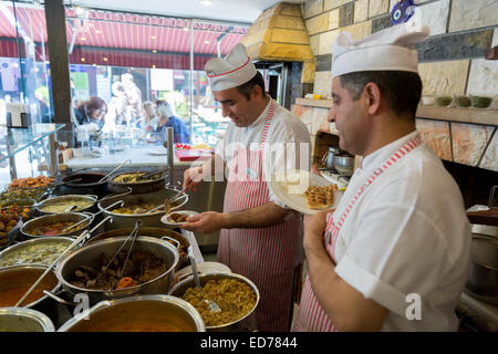 Köche im Ciya Sofrasi türkische Restaurant mit osmanischen Spezialitäten in Kadiköy Bezirk asiatischen Seite Istanbul, Ost-Türkei Stockfoto