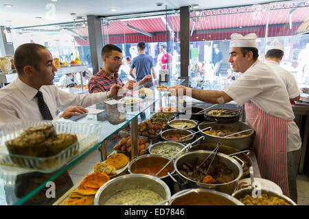 Köche im Ciya Sofrasi türkische Restaurant mit osmanischen Spezialitäten in Kadiköy Bezirk asiatischen Seite Istanbul, Ost-Türkei Stockfoto