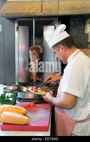 Chef bei Ciya Sofrasi türkisches Restaurant serviert Lamm Döner in Kadiköy Bezirk asiatische Seite von Istanbul, Ost-Türkei Stockfoto