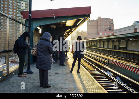 Morgen pendeln, gehen von Brooklyn nach Manhattan an Marcy Avenue Station, kurz vor der Überquerung der Williamsburg bridge Stockfoto