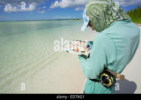 Mann Salzwasser Fliegenfischen auf Bonefish auf Abaco, Bahamas Stockfoto