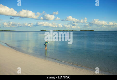 Mann Salzwasser Fliegenfischen auf Bonefish auf Abaco, Bahamas Stockfoto