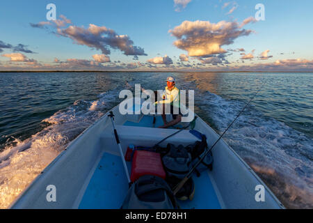 Fischer fahren kleine Boot bei Sonnenuntergang, Abaco, bahamas Stockfoto