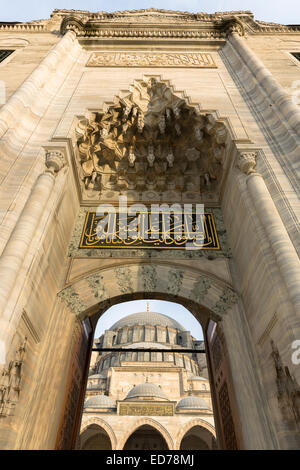 Eingangstor zur Süleymaniye-Moschee in Istanbul, Türkei Stockfoto