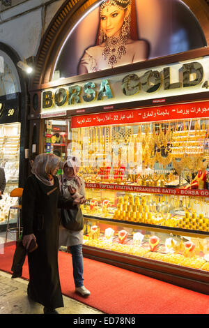 Muslimischen Frauen von Goldschmiede-Schmuck-Shop in The Grand Bazaar, Kapalicarsi, großer Markt, Beyazi, Istanbul, Türkei Stockfoto