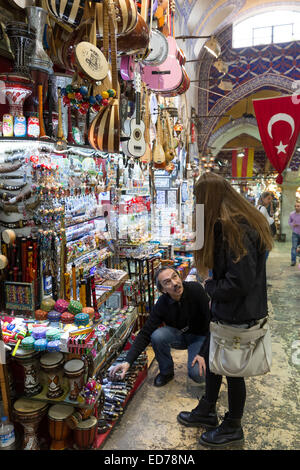 Junge Frau touristische Einkaufsmöglichkeiten in den großen Basar Kapalicarsi, großen Markt in Beyazi, Istanbul, Türkei Stockfoto