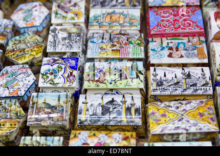 Türkische handbemalte Keramik Boxen traditionelle Szenen in The Grand Bazaar, Kapalicarsi, großer Markt, Beyazi, Istanbul, Türkei Stockfoto